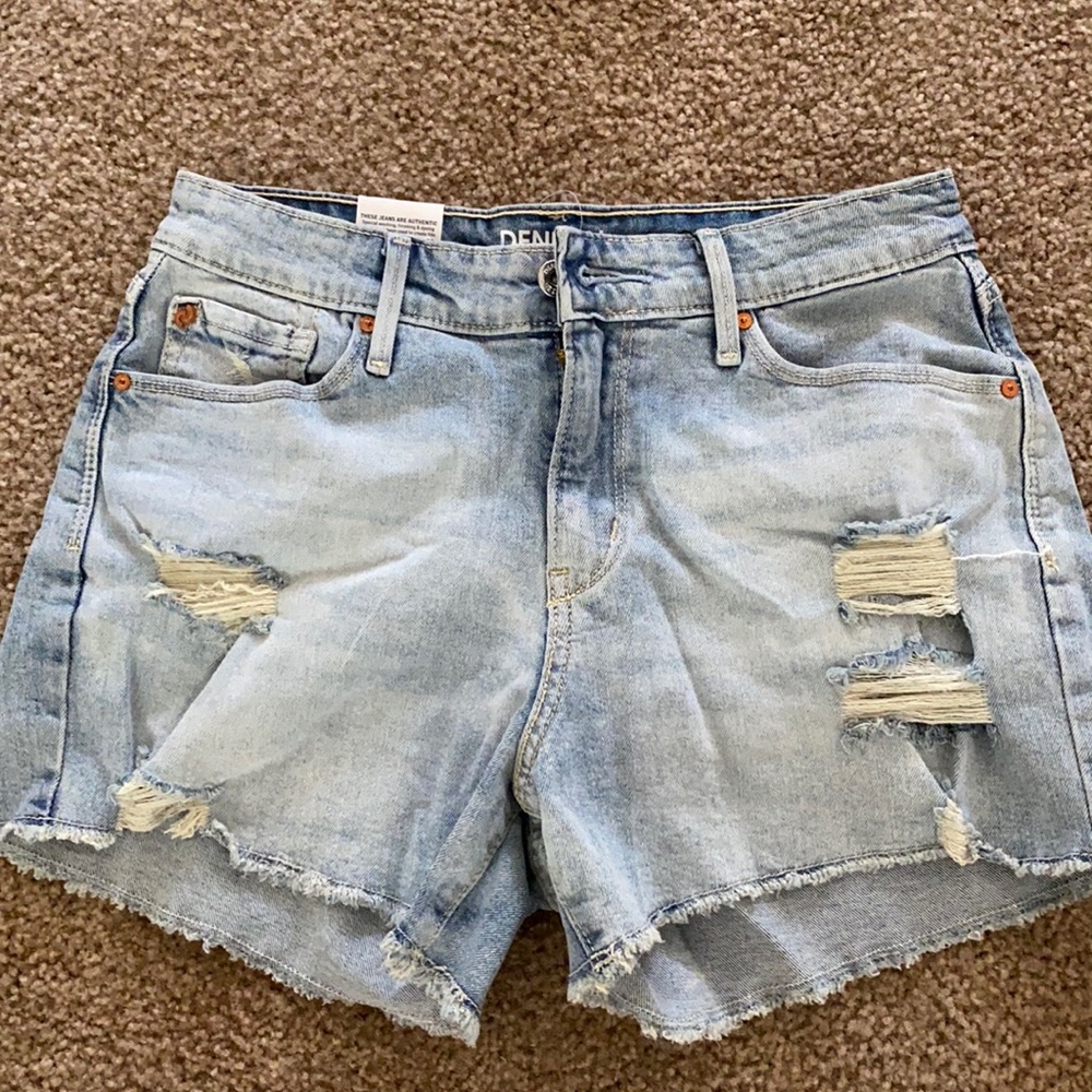 New women’s Levi’s Denizen shorts size 4